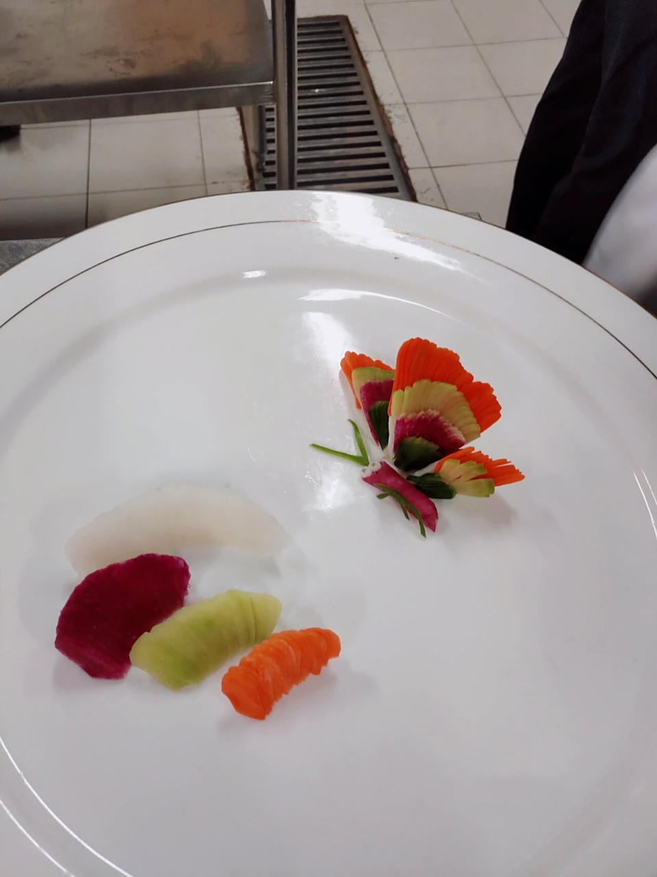 冷拼课做的花蝴蝶 冷拼课做的花蝴蝶第一个是老师做的,第二个我自己做