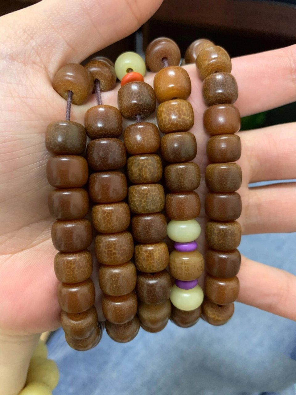 白玉菩提开片了,还是碰水开裂了?