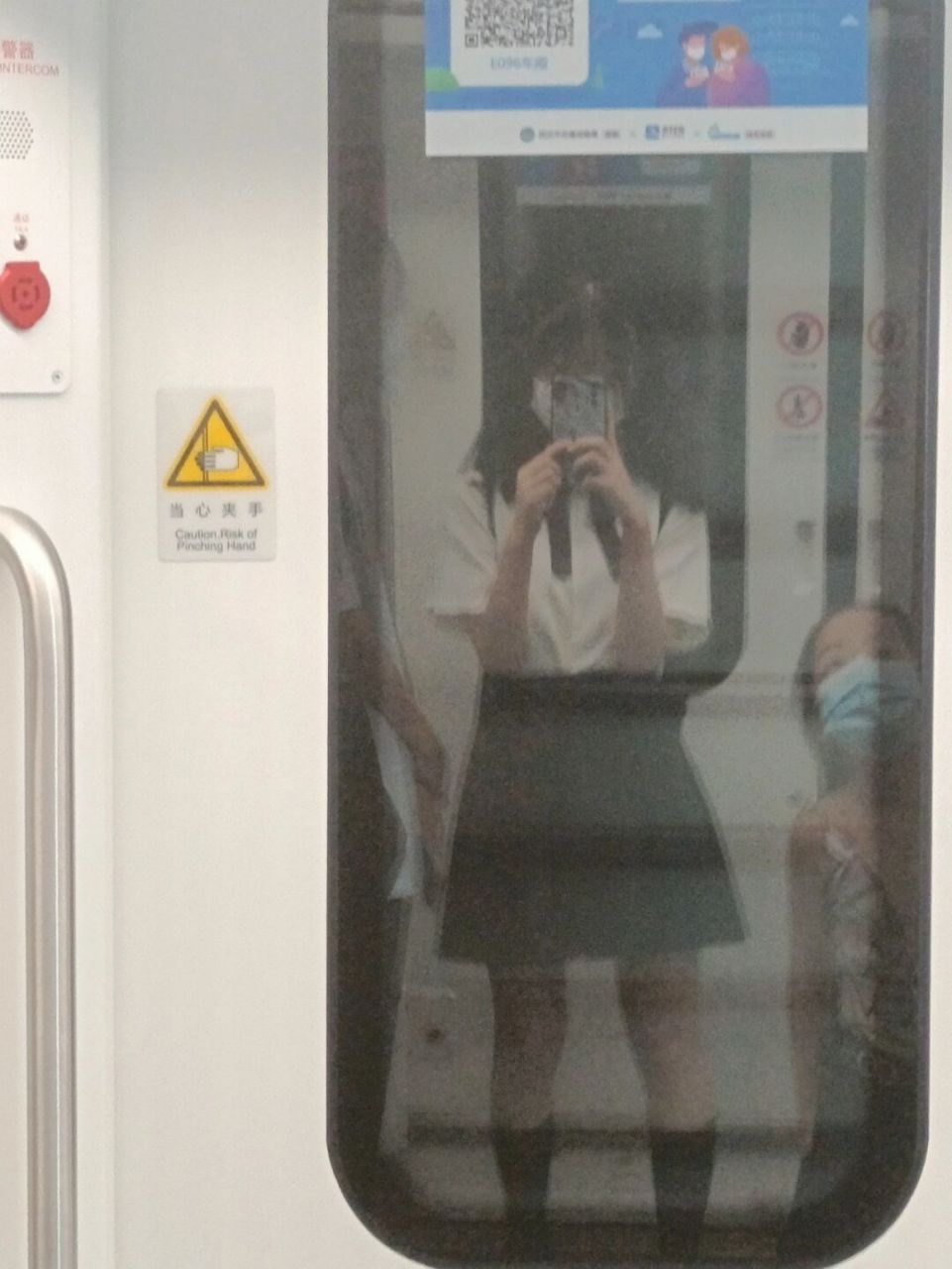 招生简章  武汉第十五中校服 衬衫是自己的!