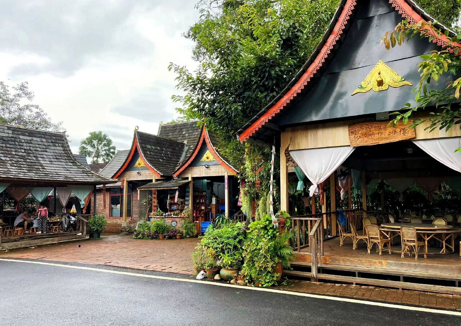 西双版纳曼远村丨【向往的生活】蘑菇屋  92西双版纳的美不止夜市