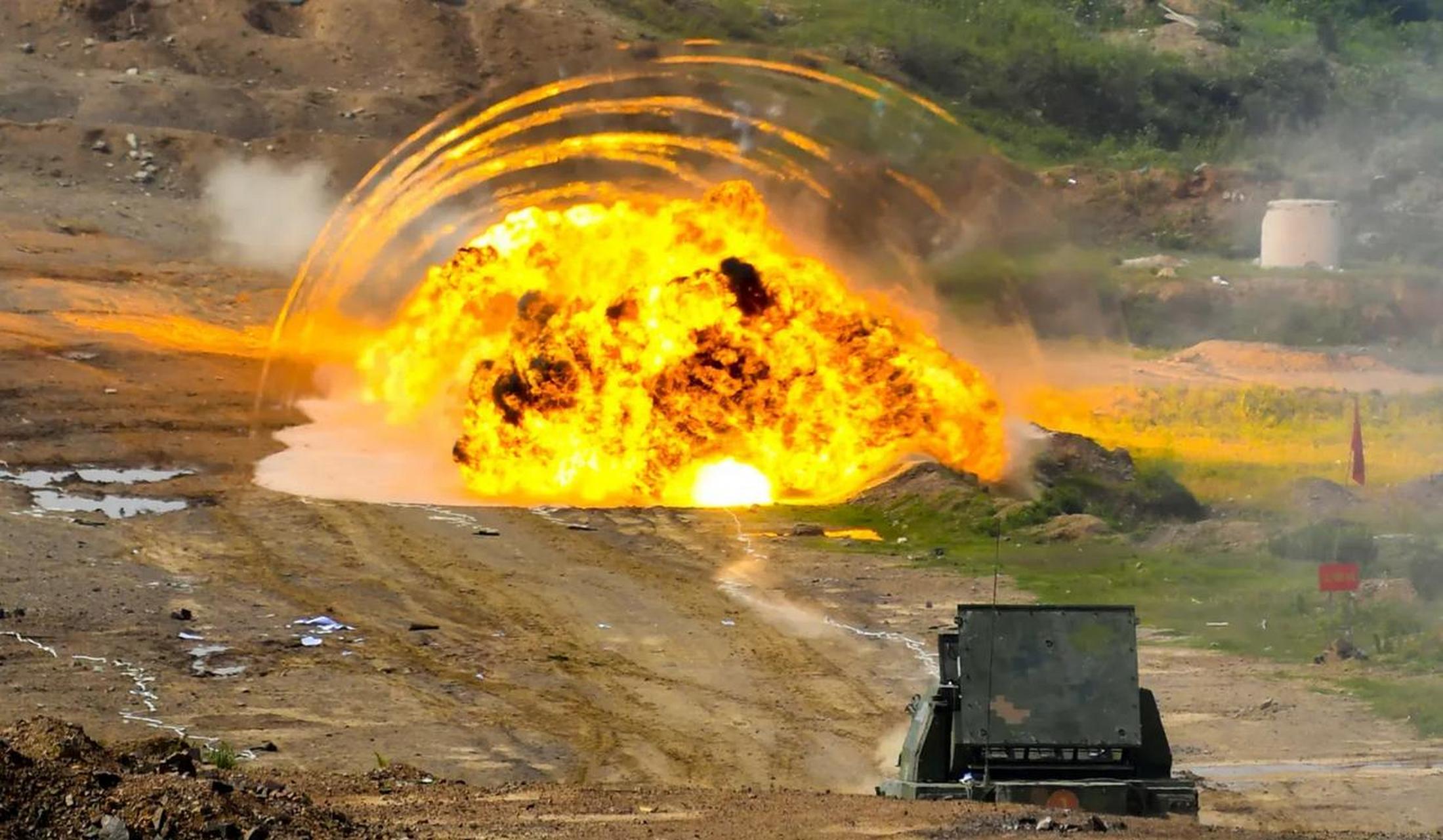 扫雷车爆破训练 (中国军网 供图) 是这个家伙,gsl-130综合扫雷车