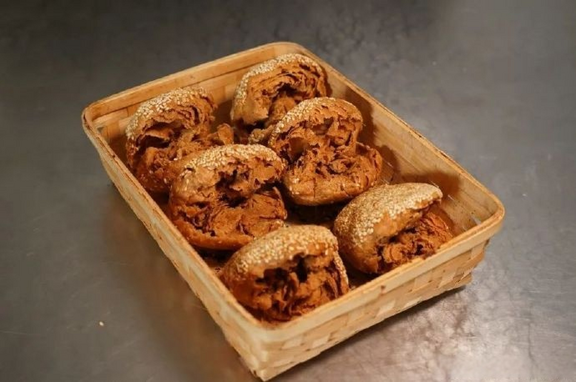 保定美食推荐#  何家烧饼 外皮脆酥,内里柔酥 每一口都有滋有味 让人