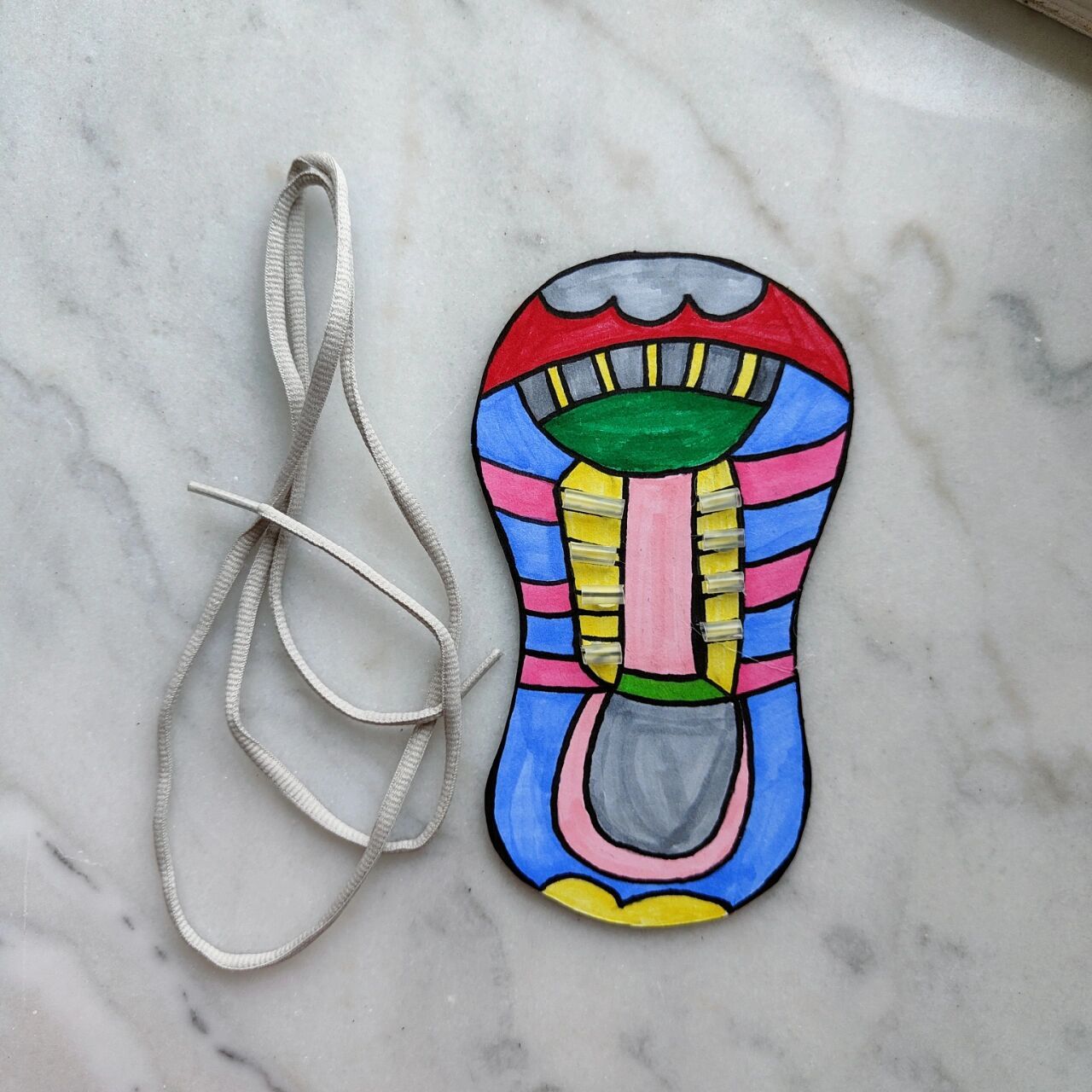 幼儿健康领域玩教具:系鞋带 纸板 马克笔 鞋带 找不到原创作者了 谁