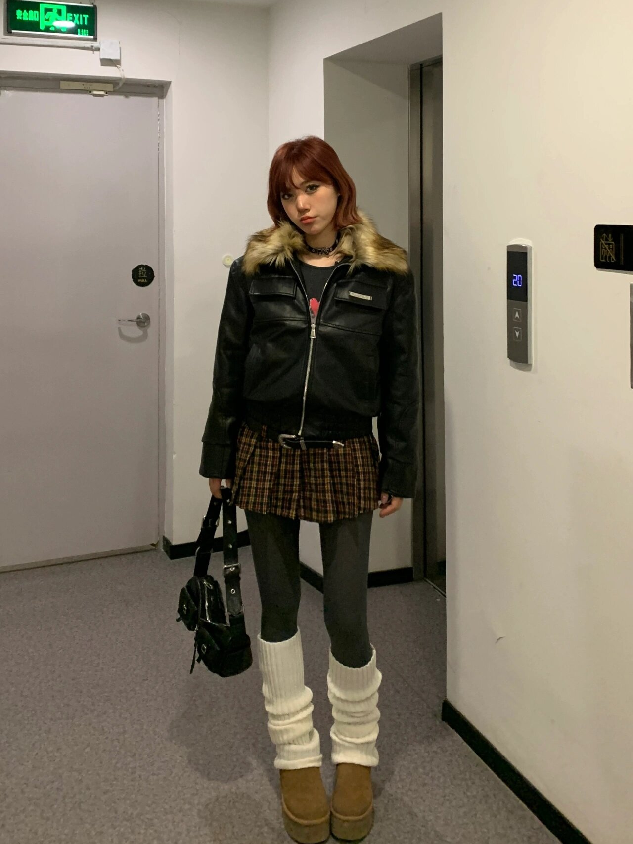 冬季早八穿搭 毛毛领皮衣有点酷捏～ 好喜欢这件毛毛领的皮衣外套