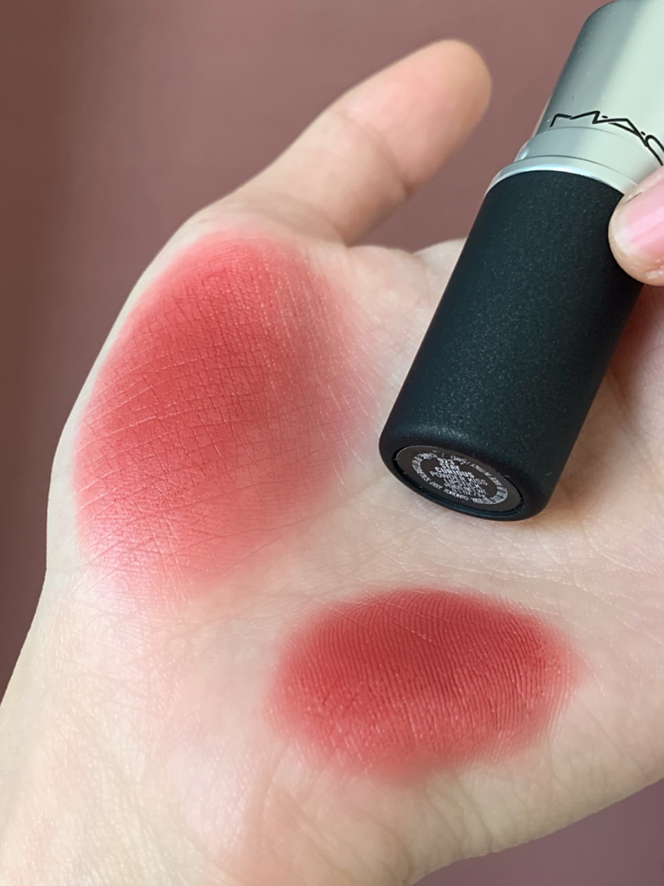 水嫩到不行的mac923 无法形容的美腻99 有一点点像 夹杂了一丝橘