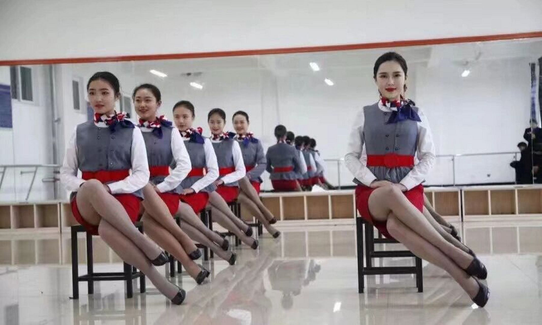 快速get到空乘坐姿技巧 坐姿是一种可以维持较长时间的工作劳动姿势