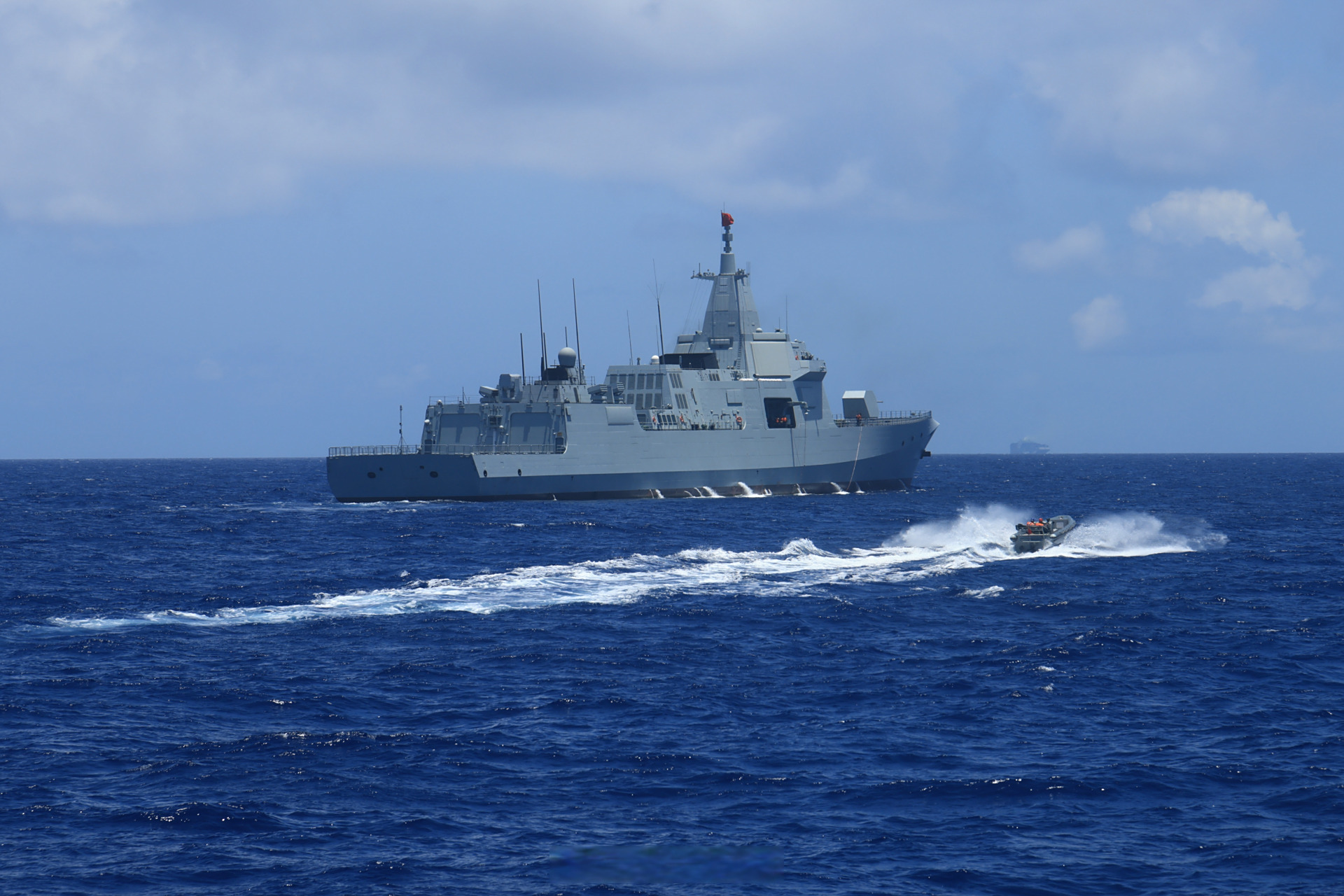 南部战区海军组织对潜作战训练】近日,南部战区海军某支队协同兄弟