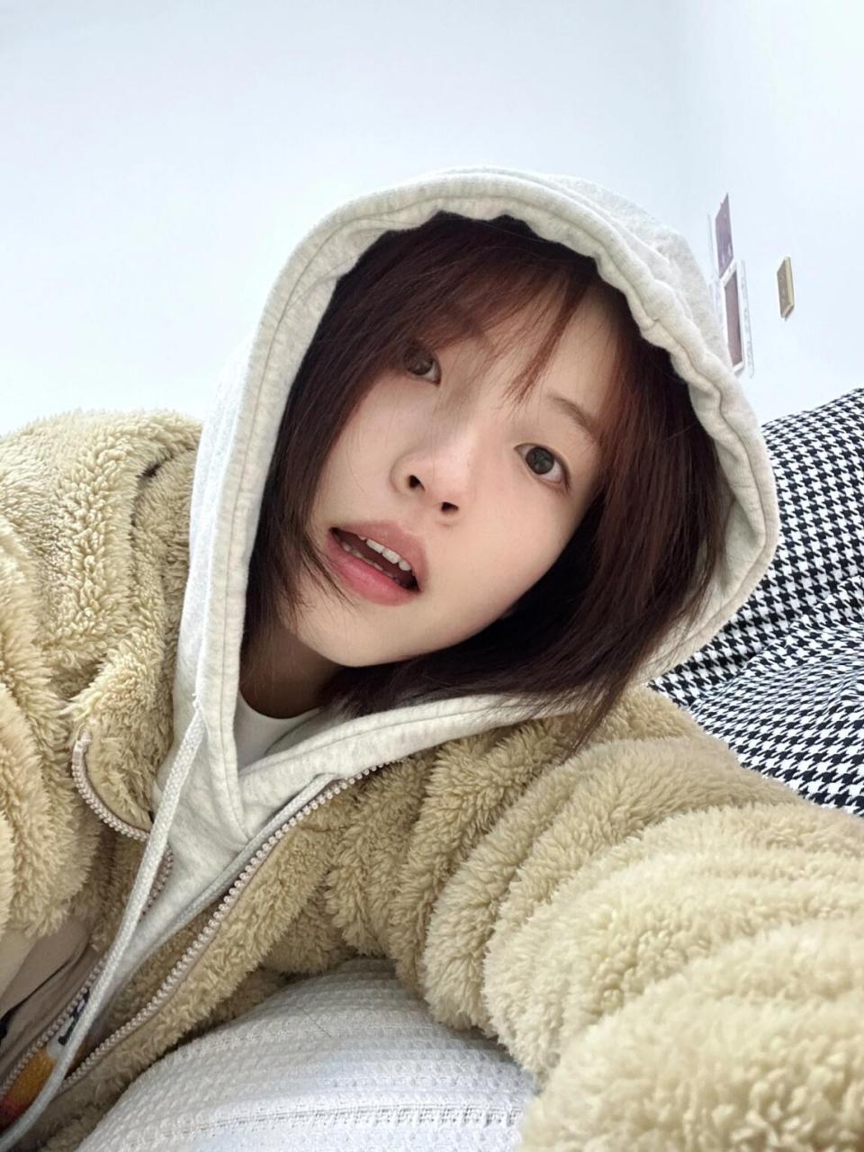 对镜自拍的脸型真的很爱7815 #女生短发