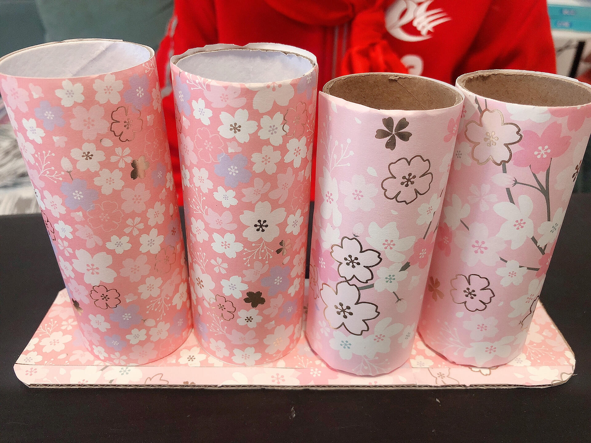 三年级 变废为宝 纸筒变笔筒 准备用完的纸芯筒,还看的彩色包装纸