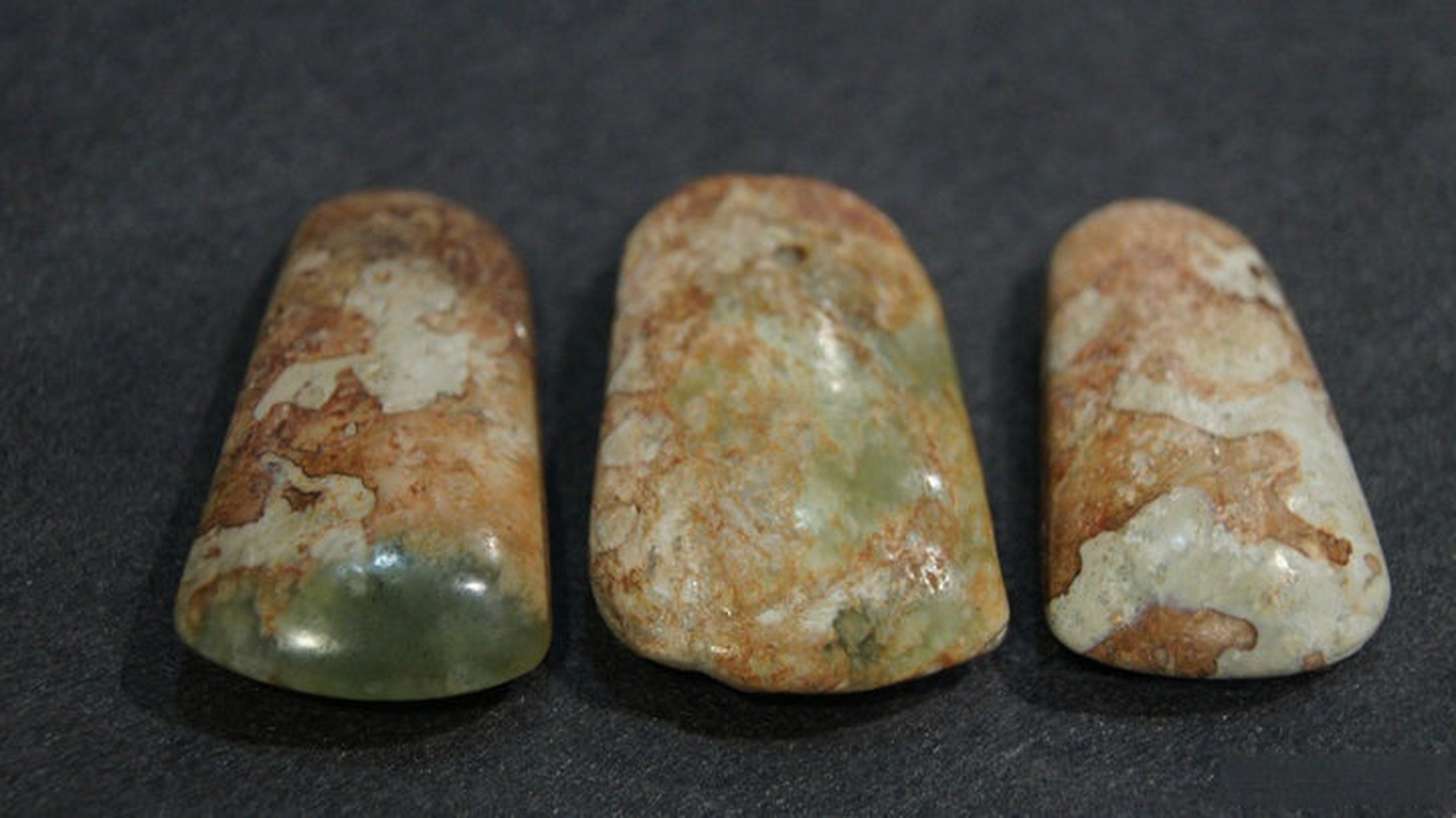 古玉居珍藏# 红山文化玉斧形坠,每次参加藏友交流,都会带上这三件,一