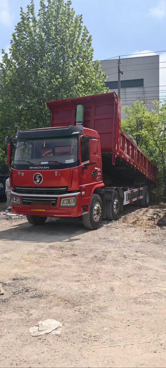 21年早产陕汽轩德翼6,前四后四宽体平板自卸,车厢长度7米4宽度2米55.