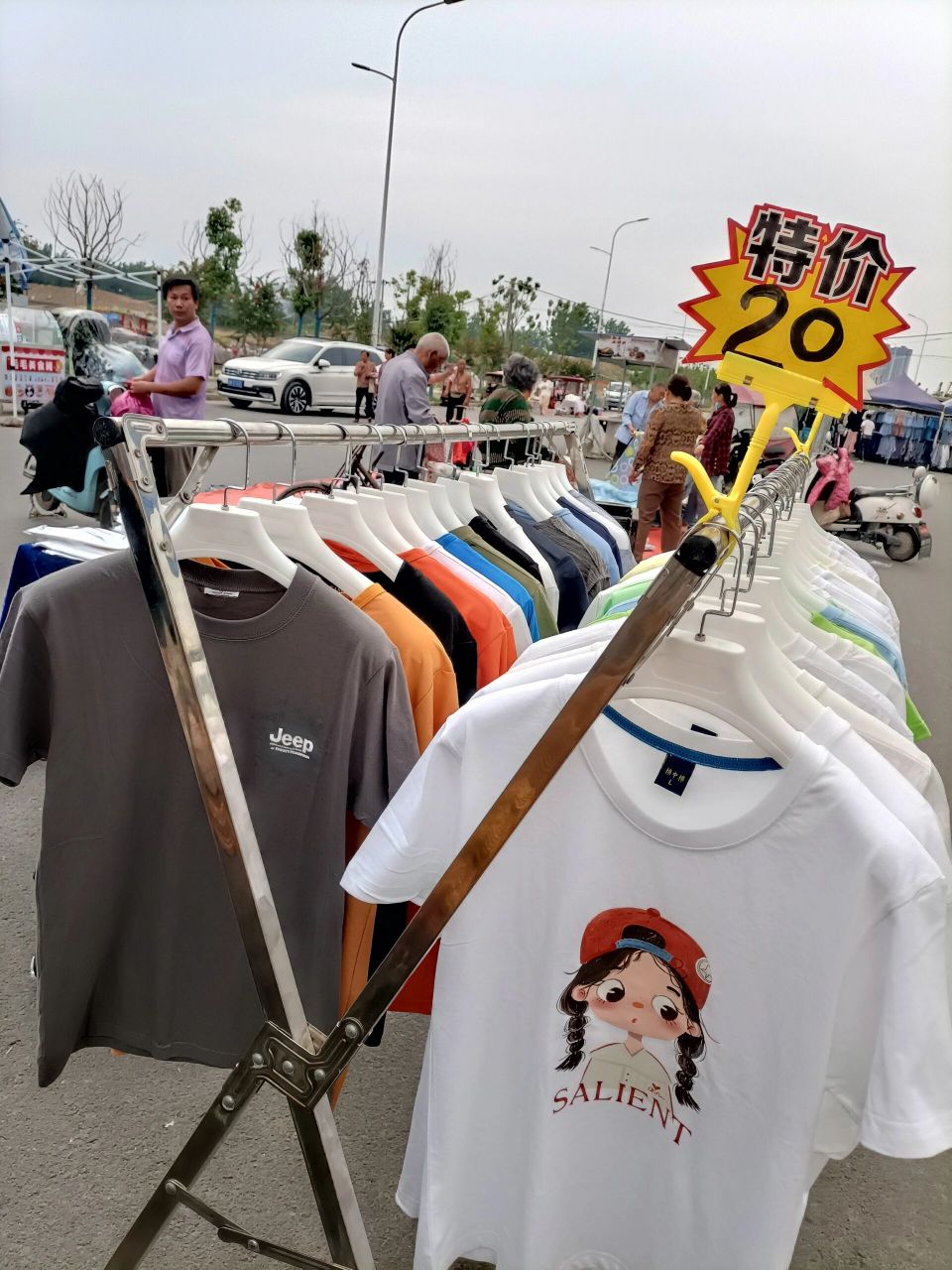 晚上摆摊卖短袖开始咯 晚上又来夜市了,半个小时了,目前只卖了3件.