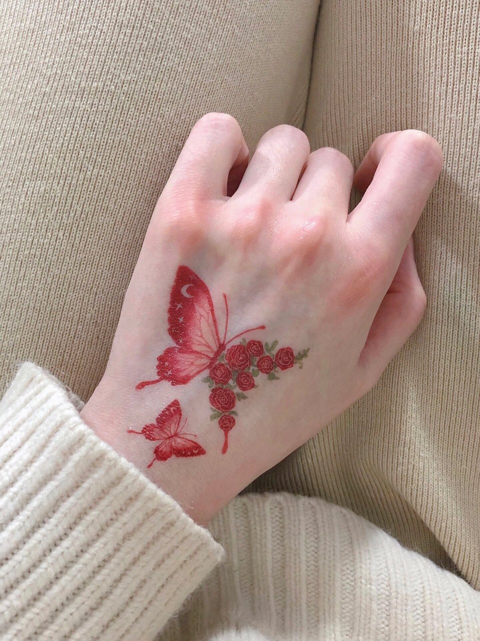 把自己画的油画棒做成纹身贴～ - 天冷了把纹身贴手背上啦哈哈哈哈!