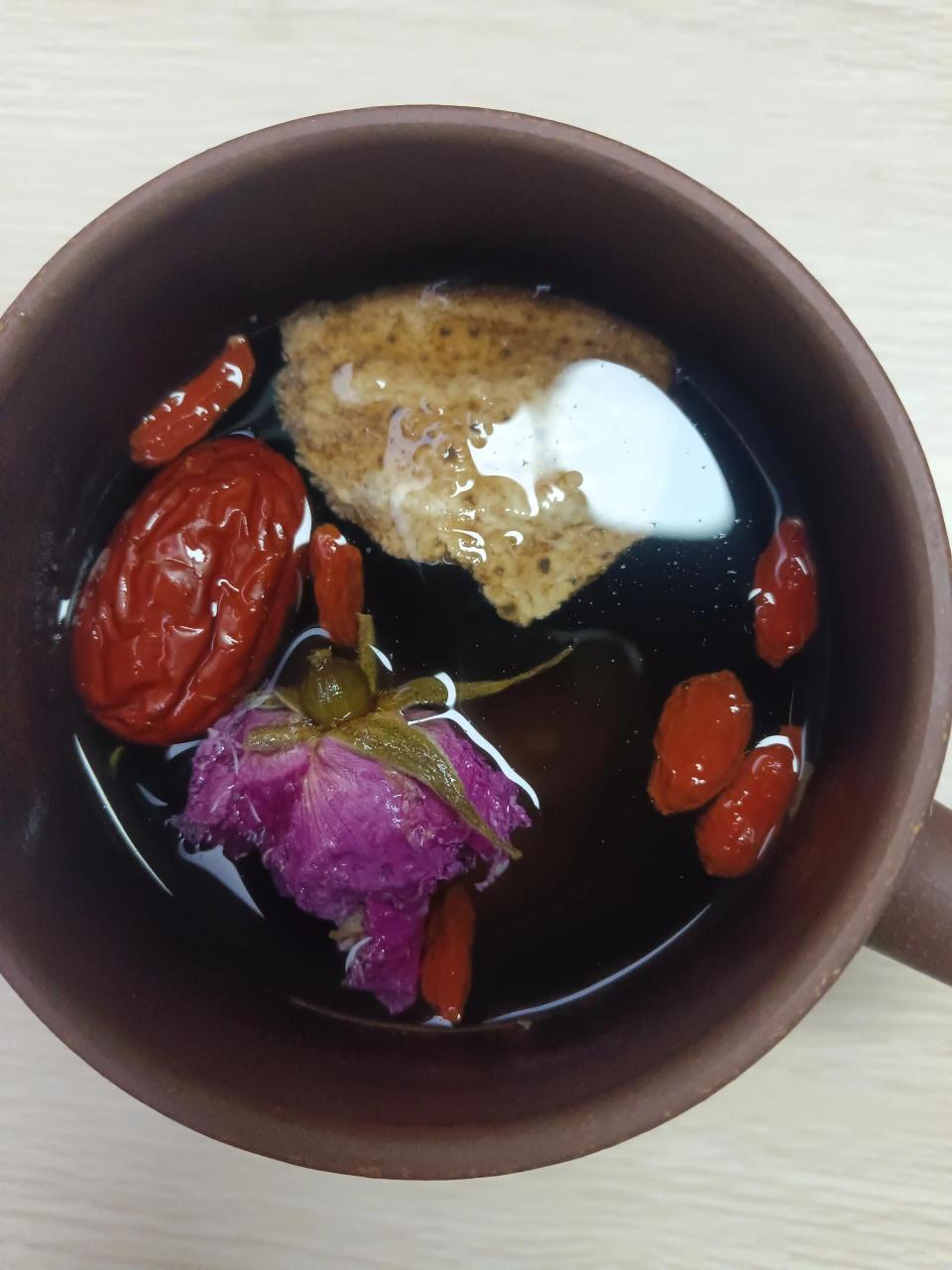 春季疏肝养肝茶 春天来了,陈皮,红枣,枸杞,玫瑰四样泡茶喝.