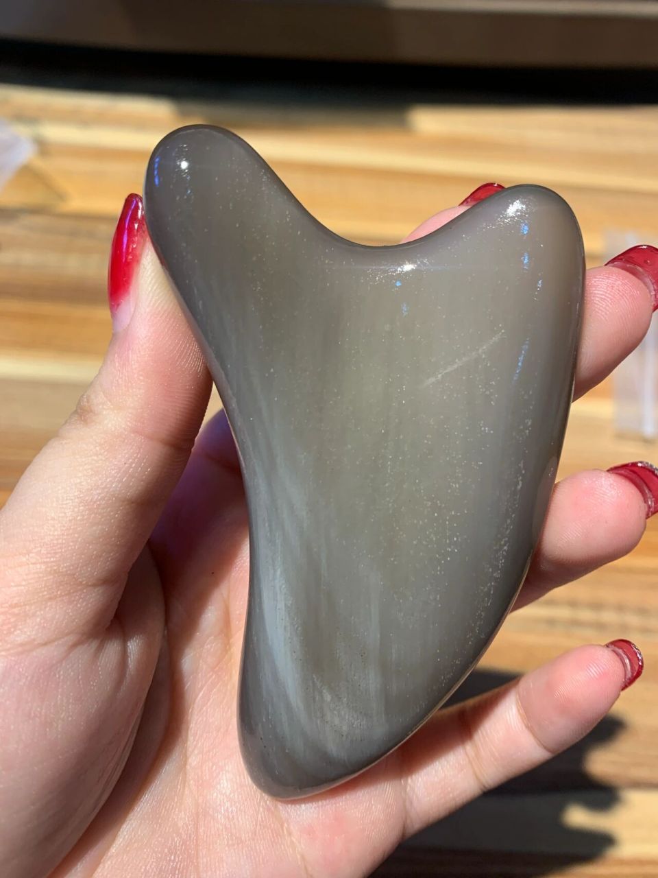 牦牛角与白水牛角颜色相似,但是白水牛角的颜色比牦牛角的颜色纯透