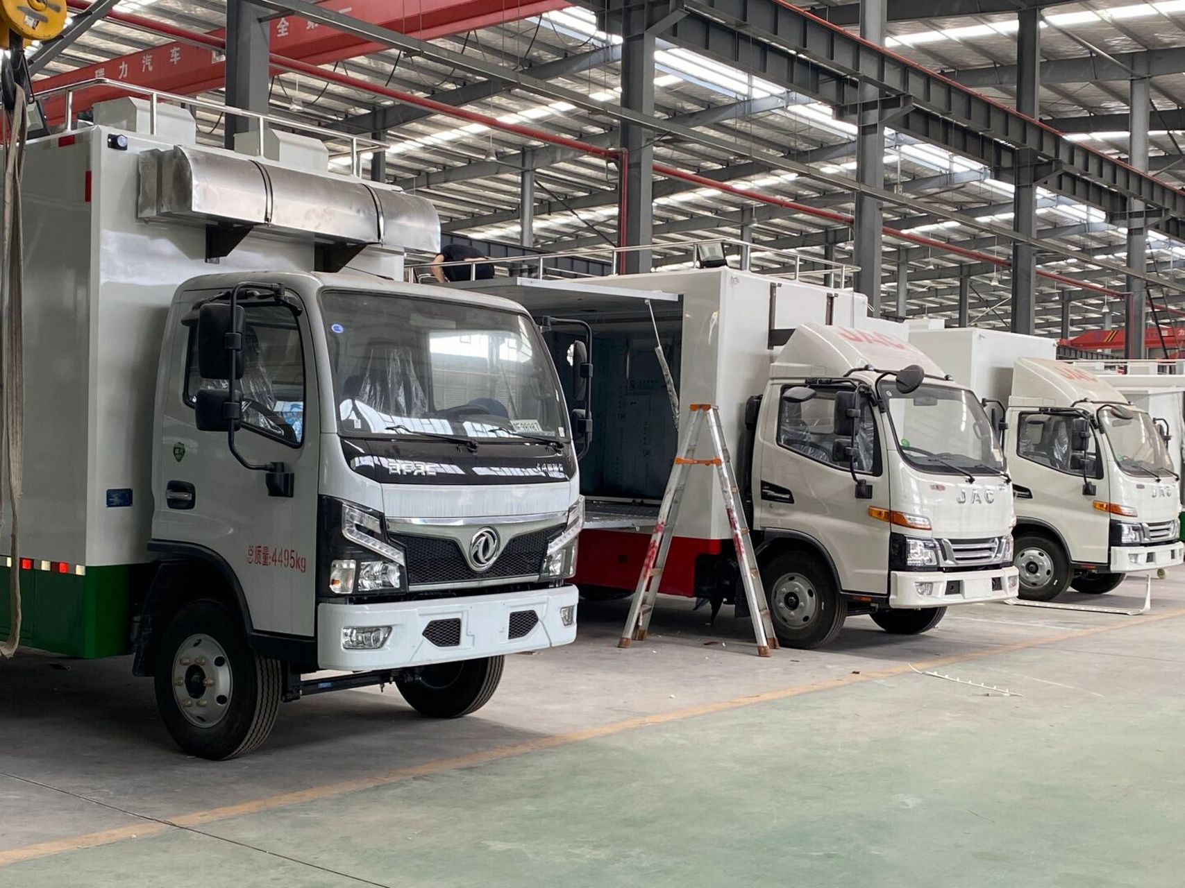 流动宴席酒席厨房餐车厂家实拍 大家好,您现在看到的是流动宴席酒席