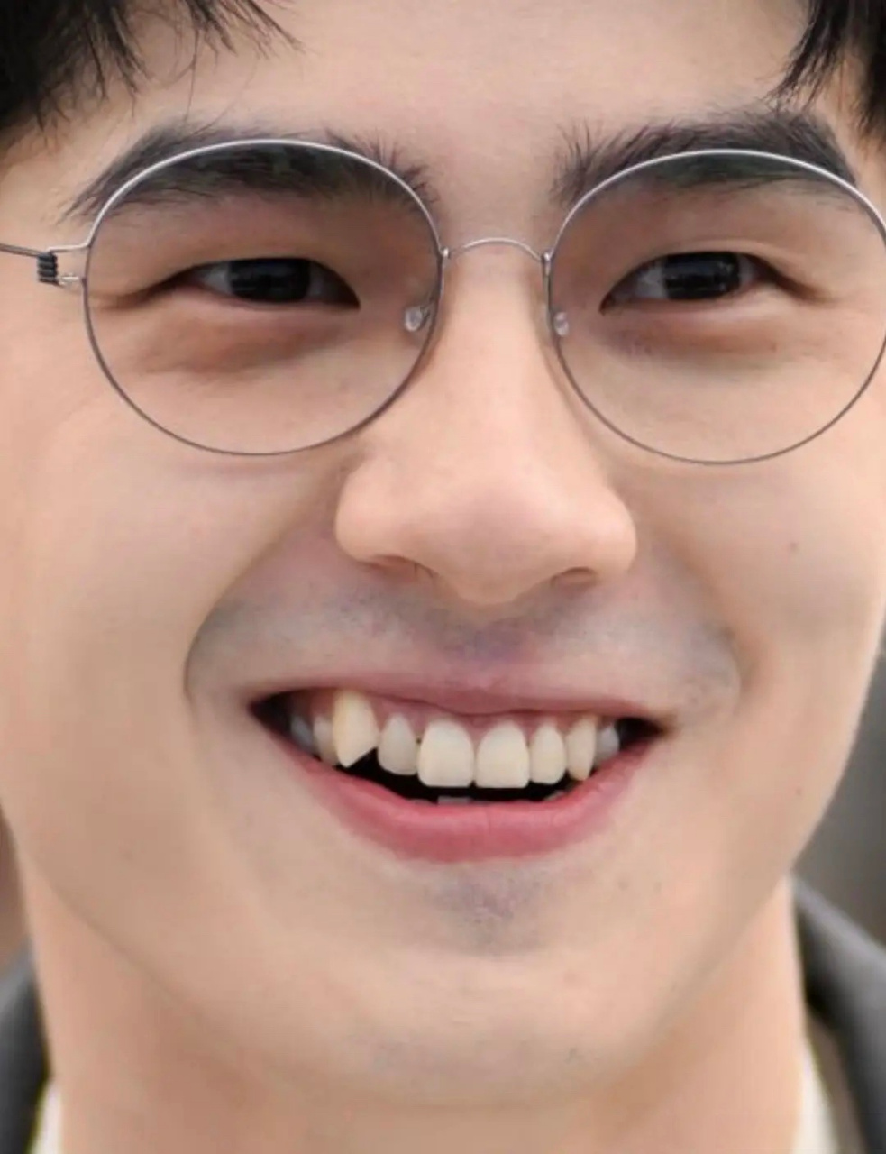 刘昊然这组生图太冲击了…牙缝里面有异物,笑起来都能看见鼻毛,周冬雨