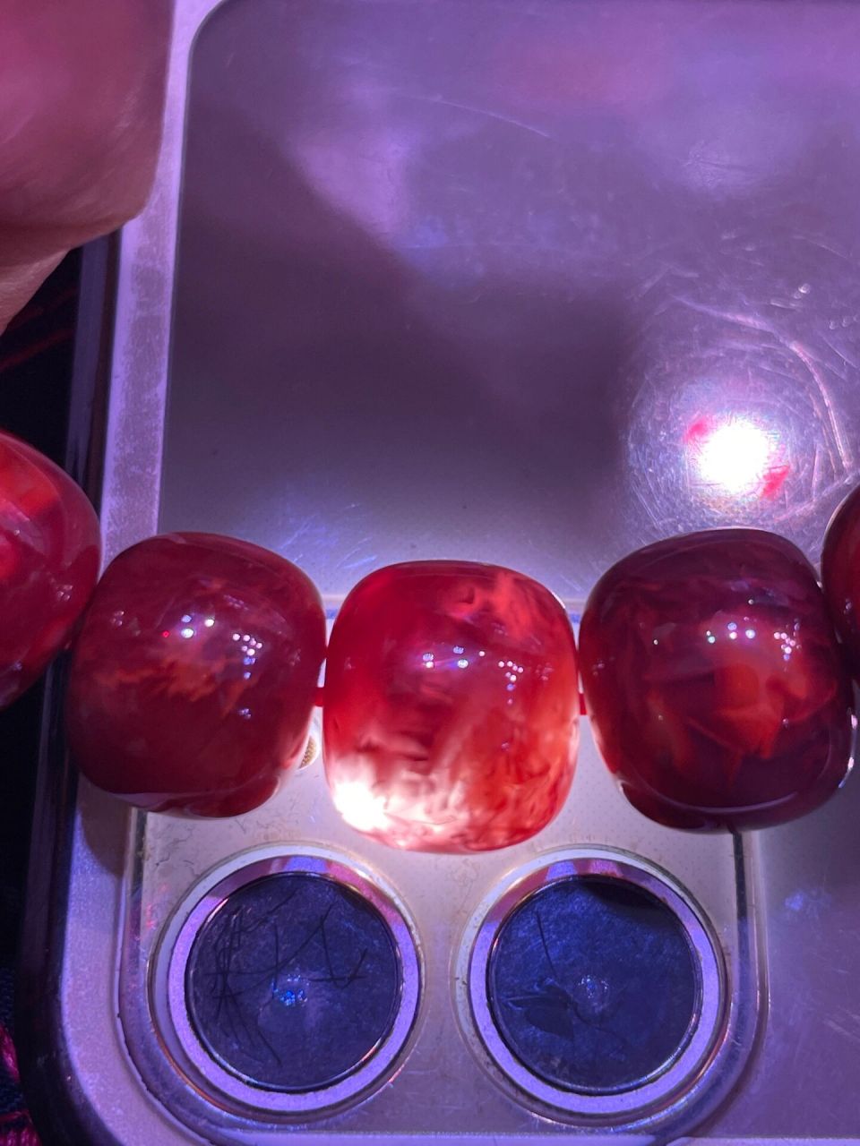 看看南红透光的样子 图一 樱桃红  图二冰红  图三火焰纹 图四柿子红