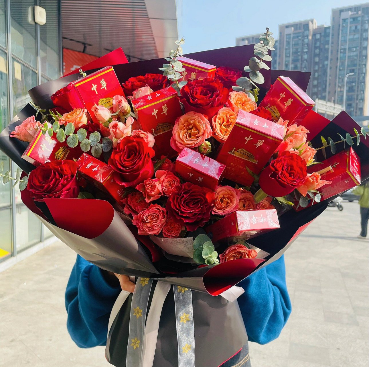 礼品花束中华香烟 宝贝女儿给爸爸送的生日花束 	 高原红玫瑰花束