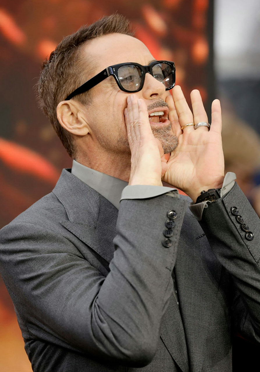 小罗伯特唐尼亮相#奥本海默#英国首映礼,帅气依旧.