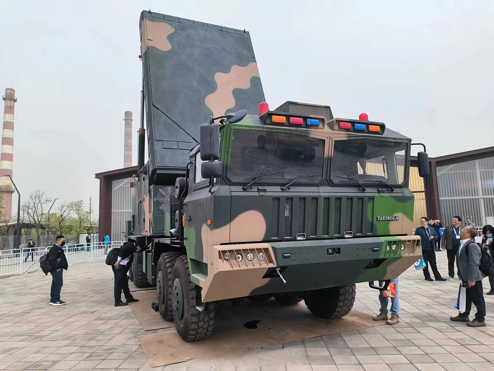 上,还专门展示了一辆hq9-be防空导弹系统指导雷达车[阴险],值得一提是