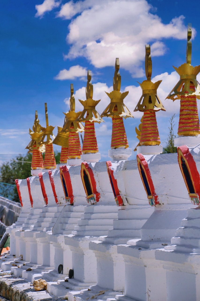 瓦切塔林～色彩与信仰的完美融合 瓦切塔林位于四川省阿坝州红原县的