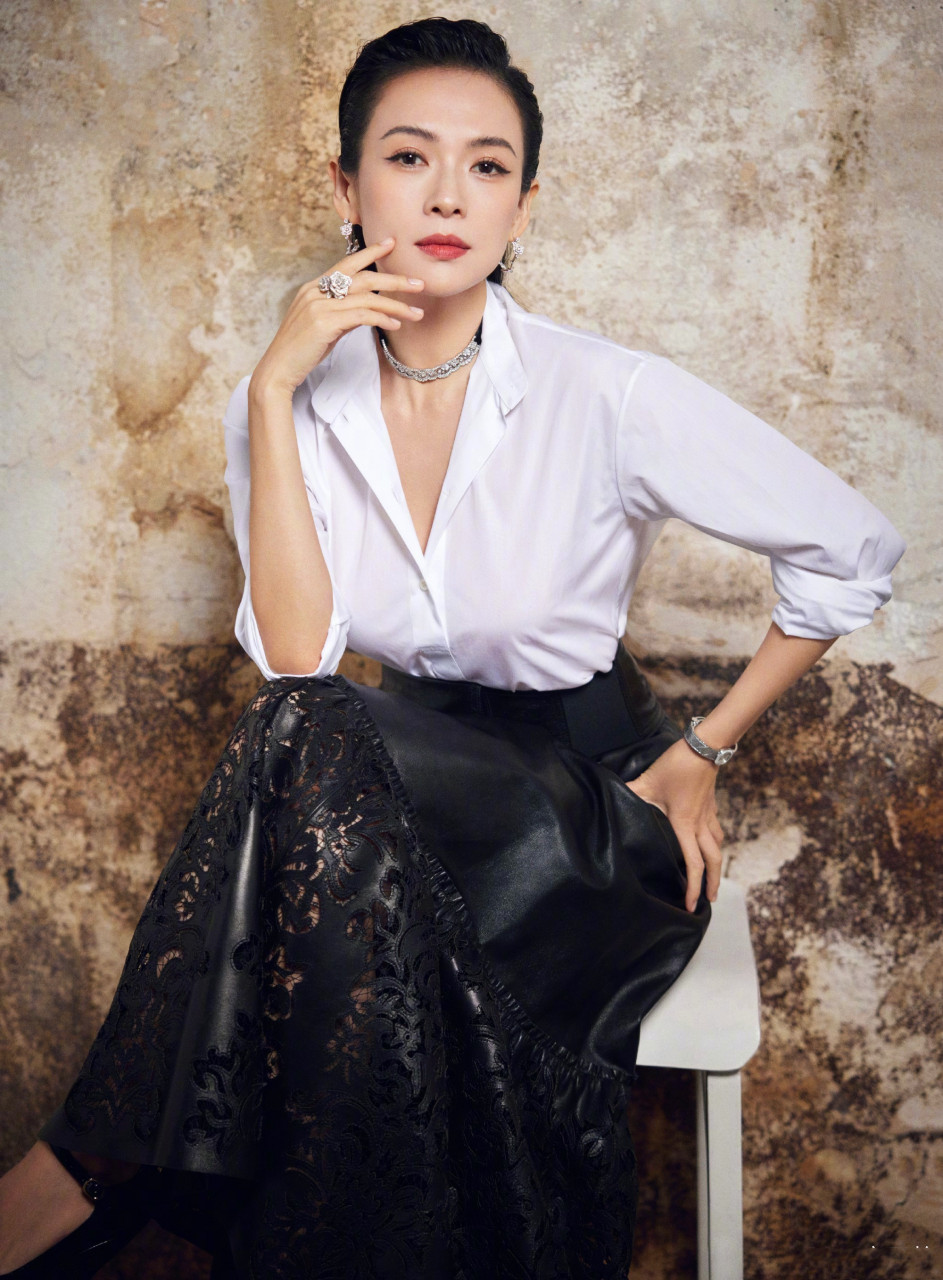 章子怡状态真好,卷发红唇,优雅大气