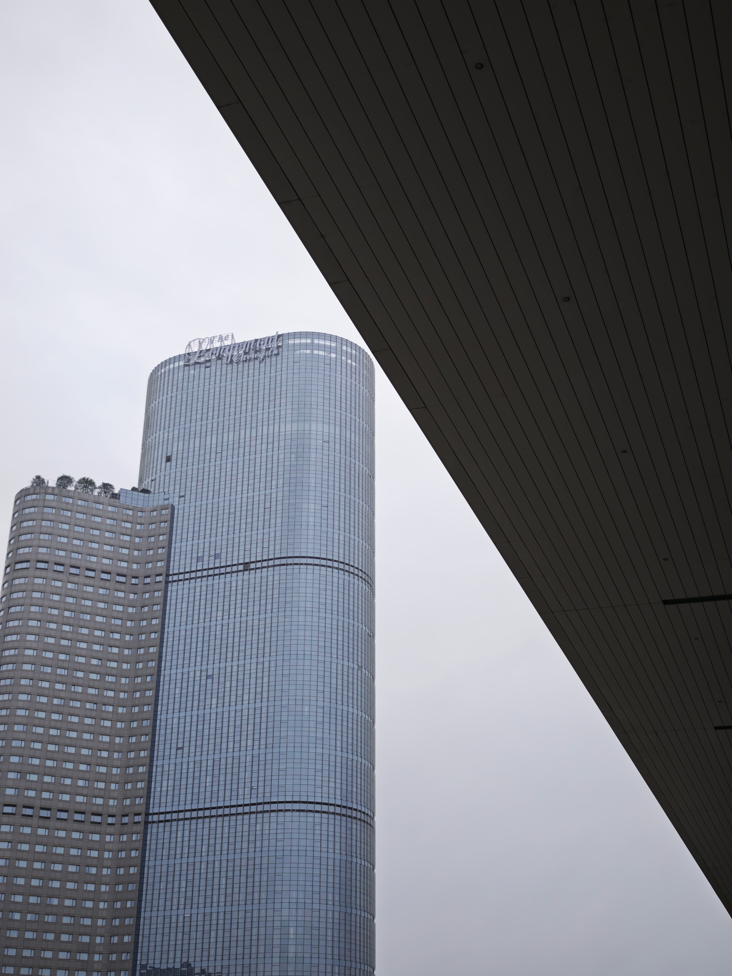 得有点穿不住短裤了,但是一小时高铁之后,就得在重庆战高温斗酷暑了