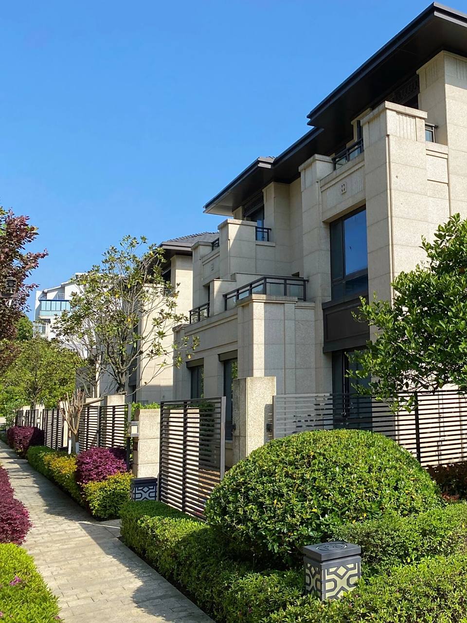 武汉别墅 金银湖现房别墅 万科物业 带下沉式庭院 干挂石材 铝板屋顶