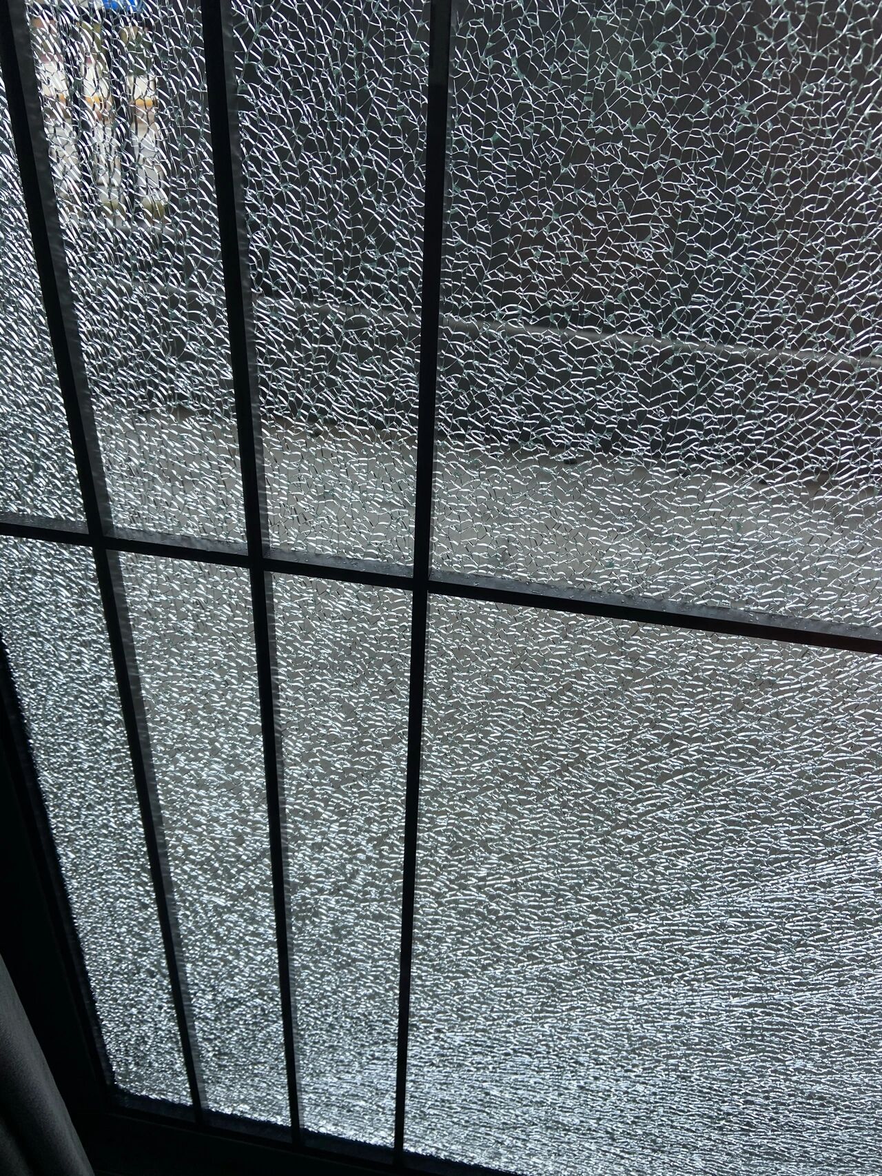 推拉门玻璃碎了