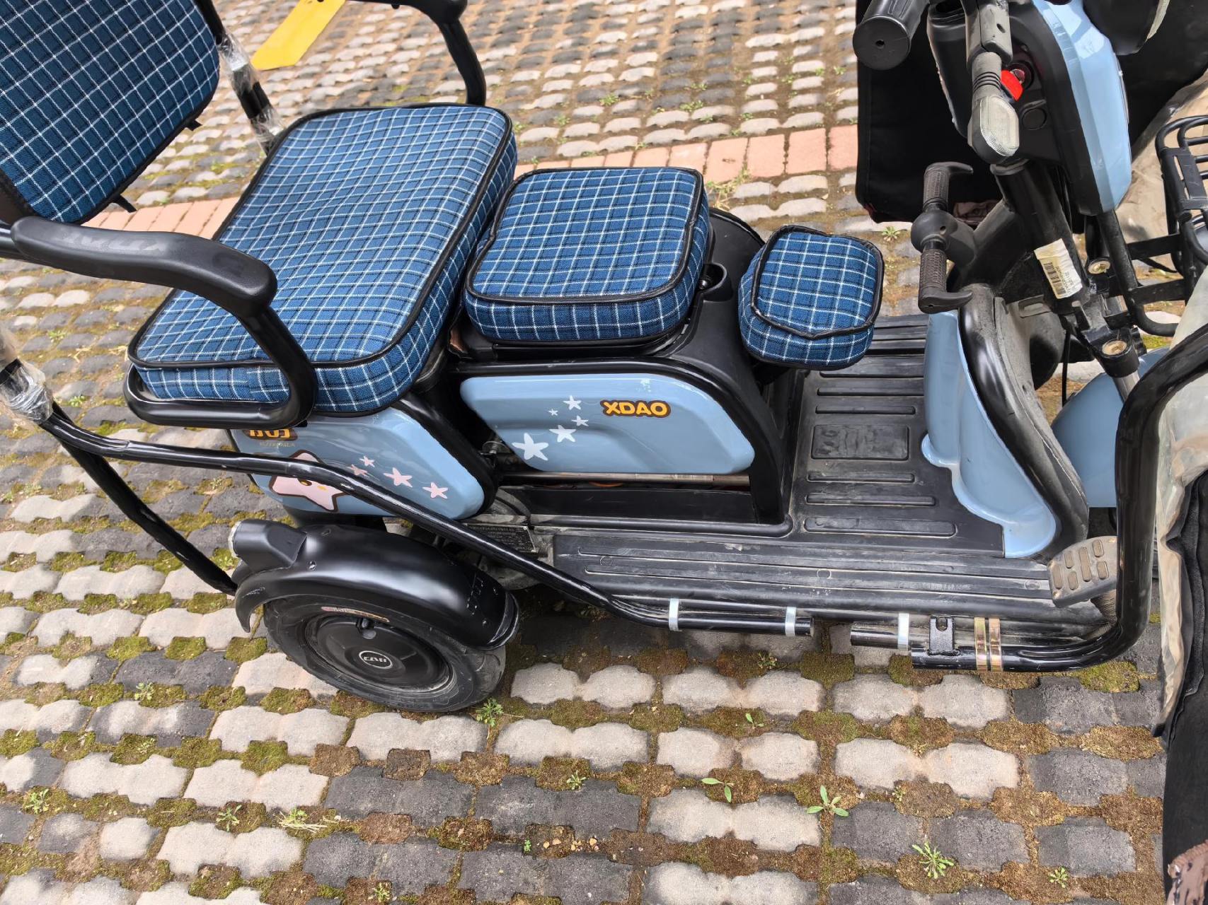 小刀电动三轮车.坐着可以前后推拉的那种.当时买的时候4200.