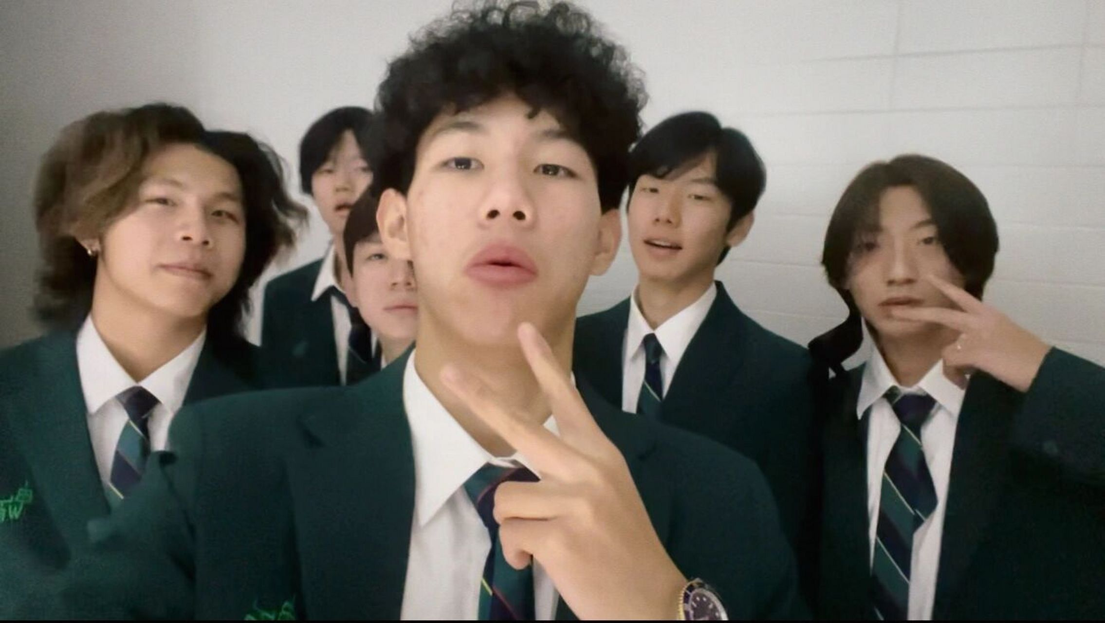 比比谁的校服难看 校服像链家房产