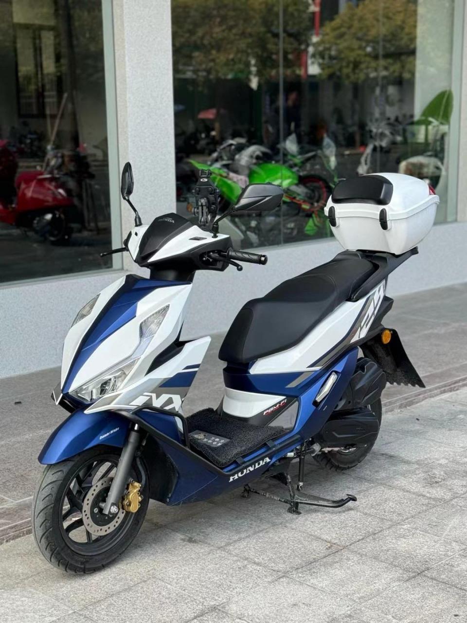 五羊本田nx125,带尾箱护杠,200公里.23年准新车.矮合来私.