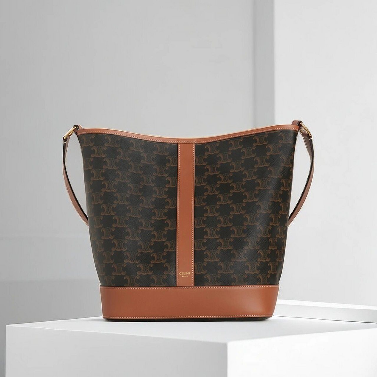 celine — 时尚与灵动的完美结合9496 celine水桶包是当今时尚界