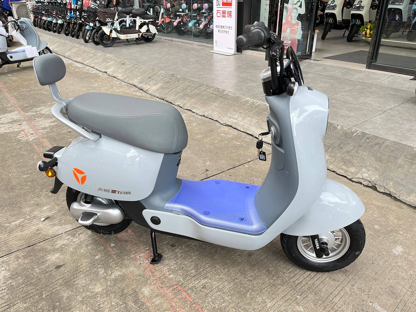 新款dg6 雅迪冠能dg6,可蓝牙无感着车!舒适液压减震.