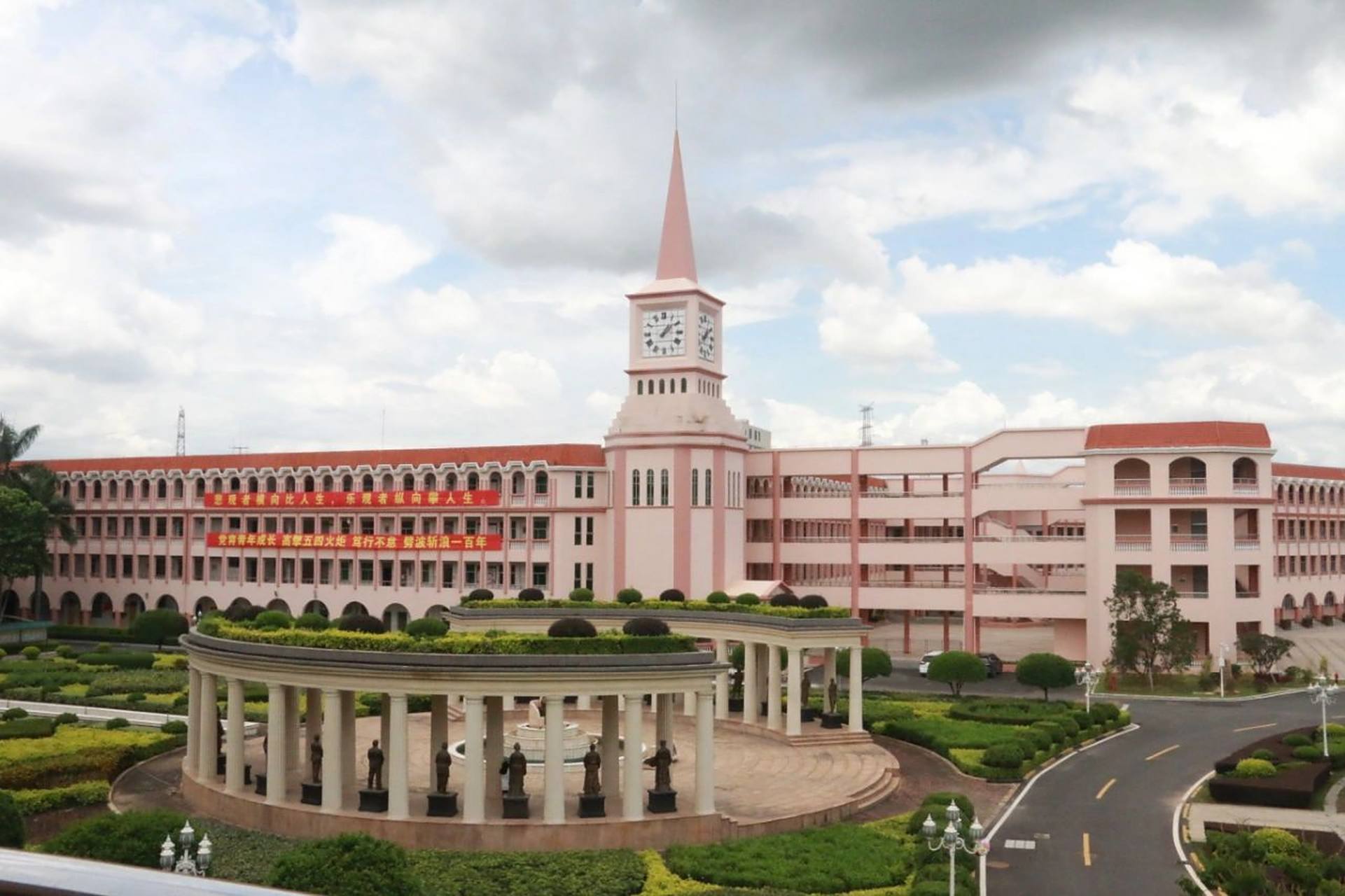 常中风景 欢迎大家来到常平中学 想加新生群的同学私我哦 p1:钟楼 p2