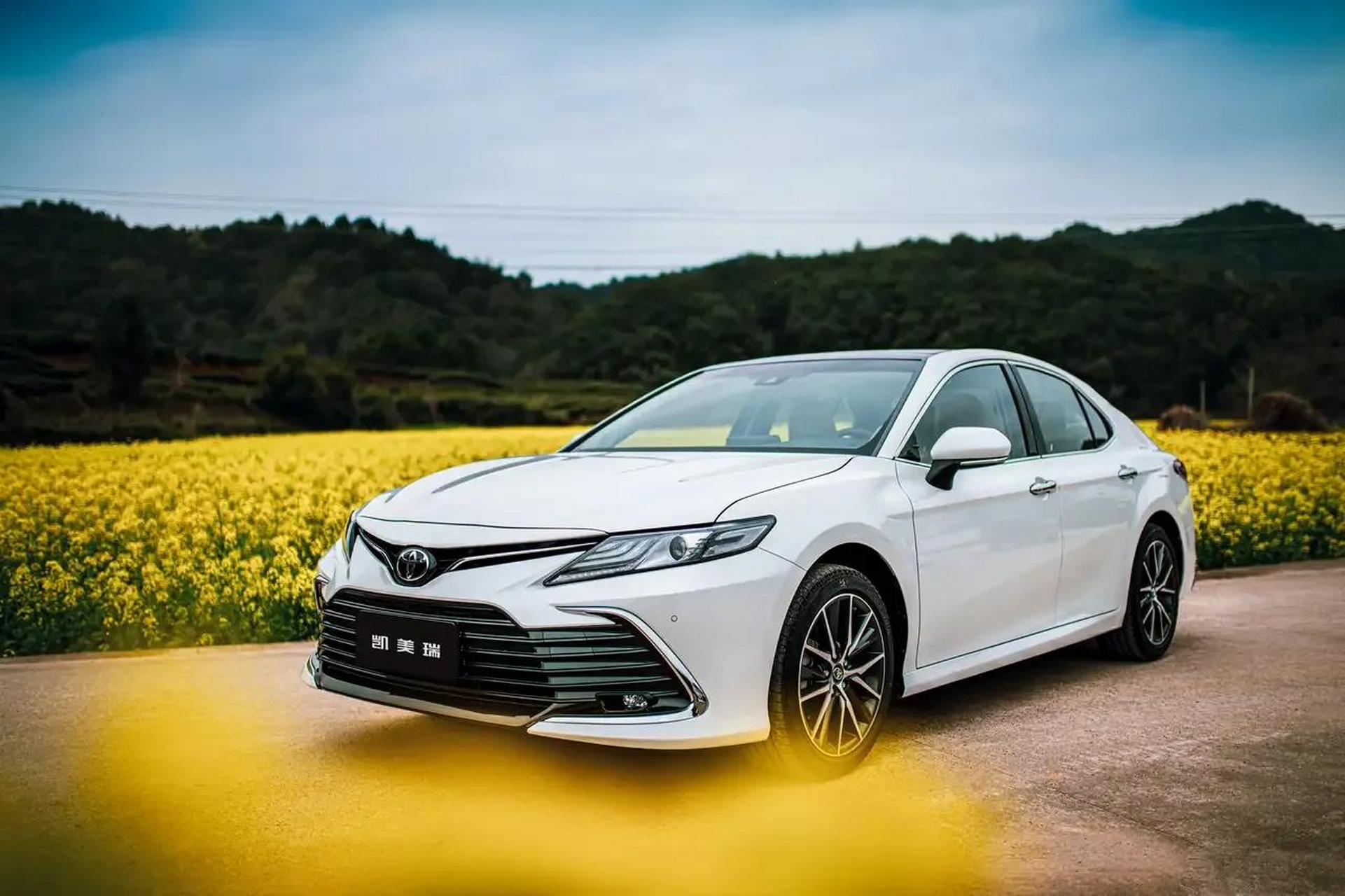 第八代凯美瑞智能电混双擎,给人一种科技感十足的感觉.