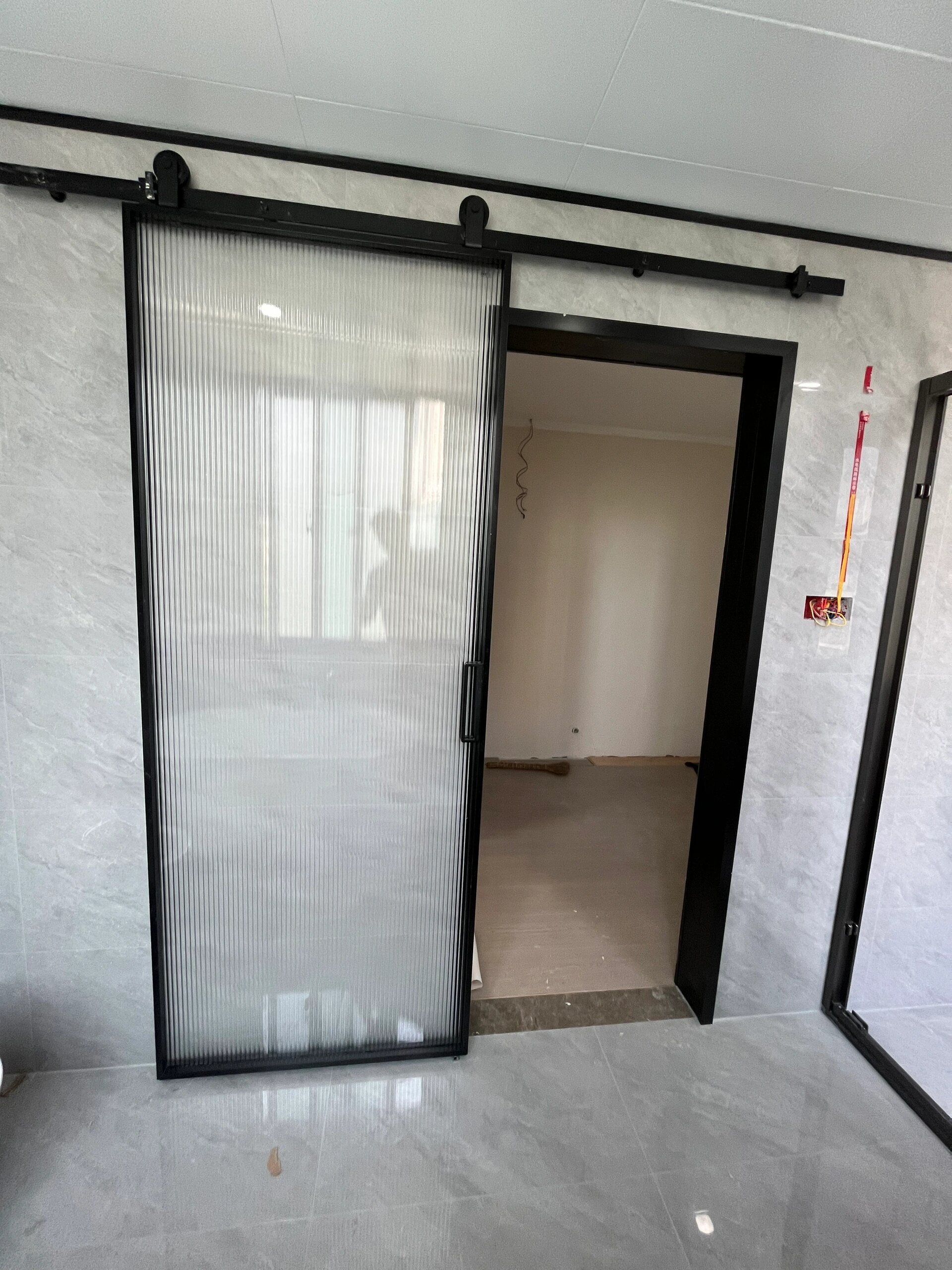 如果没有轨道盒,想做吊轨道移门,还是选择这个谷仓门,推拉顺滑,无下