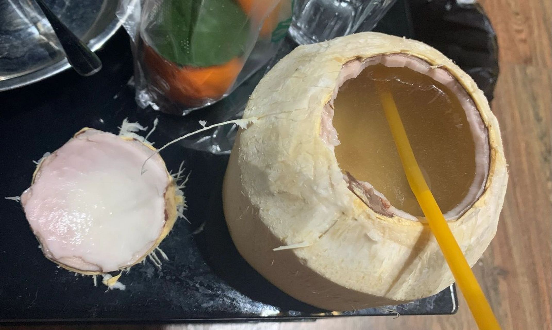 昨晚买的椰子,今天打开看见汁是黄色的,肉是淡紫色.