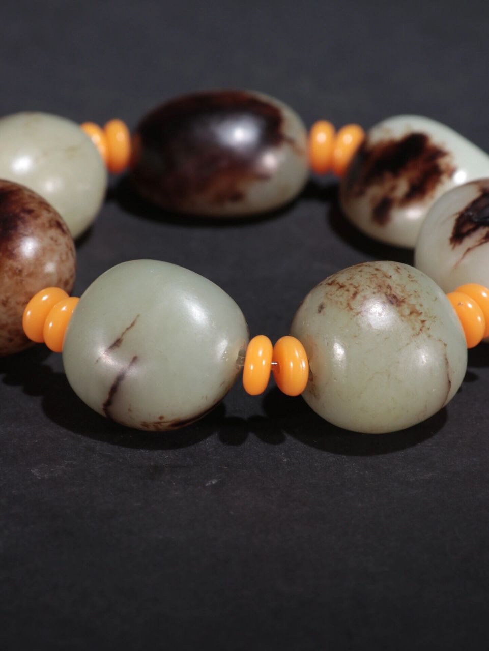 旧藏 和田玉黑皮籽料原石手串 规格:长2.7cm宽4.5cm重138g