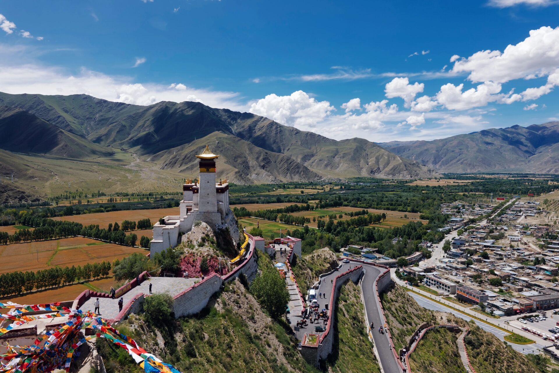 雍布拉康—西藏历史第一宫殿 "雍布"意为"母鹿",因扎西次山形似母鹿而