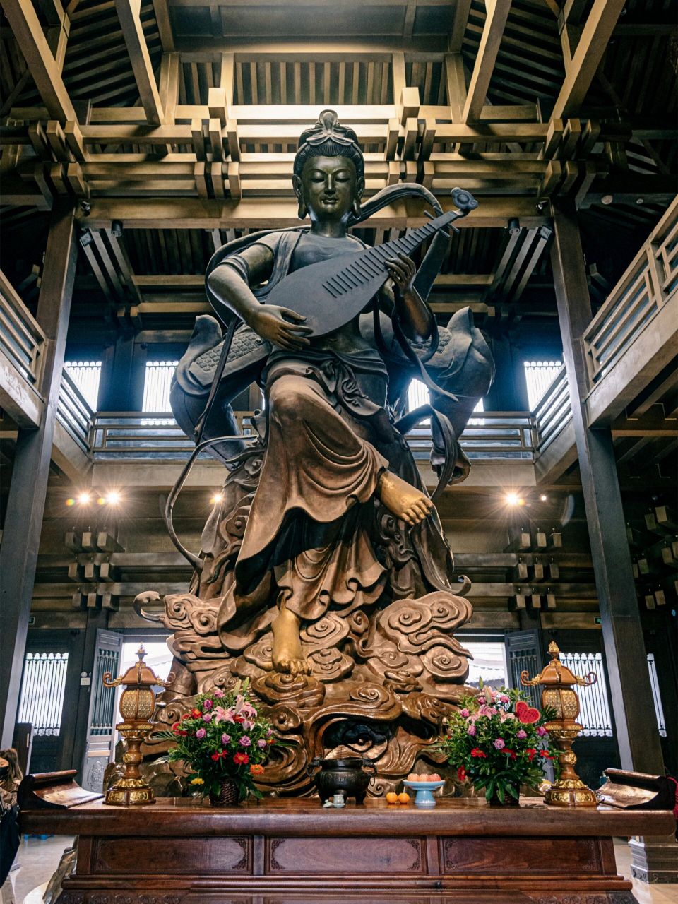 【杭州香积寺】佛像旁直播卖手串  	 杭州香积寺是全国唯一供奉紧那罗