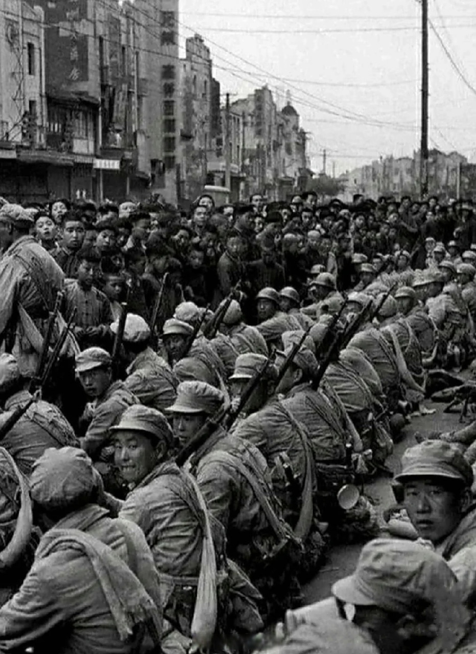 1949年解放南京的人民解放军指战员.纪律严明,秋毫无犯