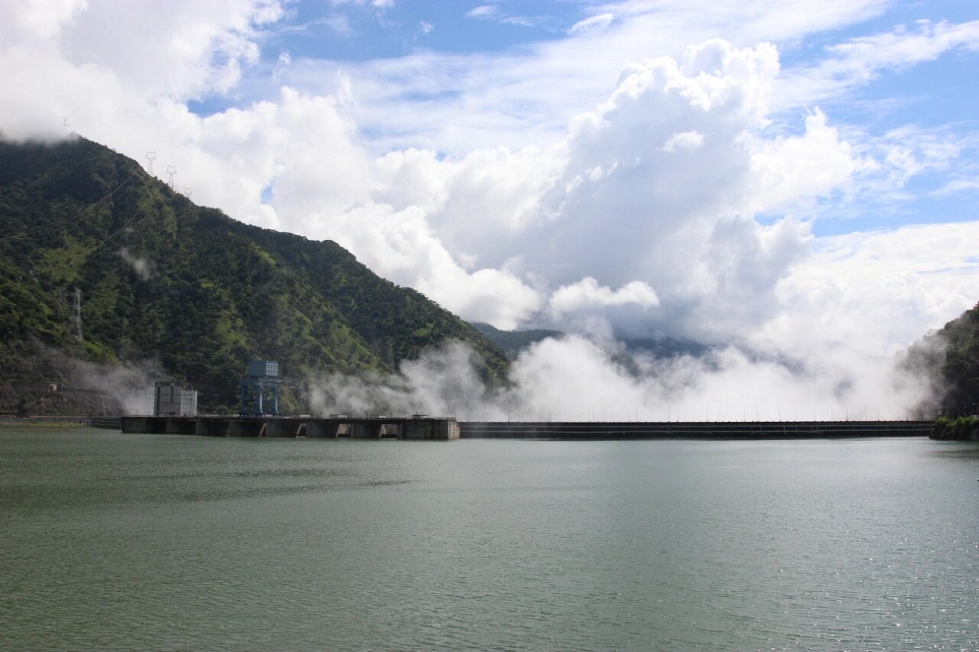 二滩水电站 二滩水电站(地处攀枝花市),是雅砻江流域水电梯级开发的