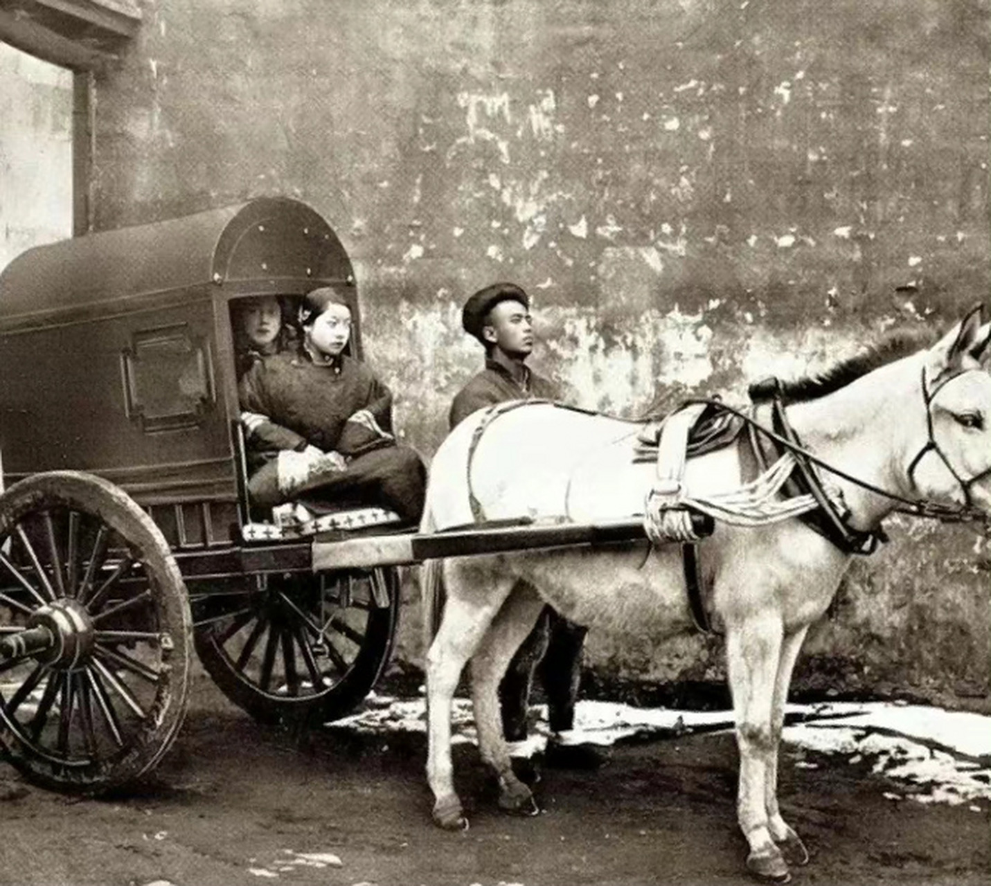 1907年左右,山西一户大户人家的马车 #老照片# #摄影# #山西# #历史