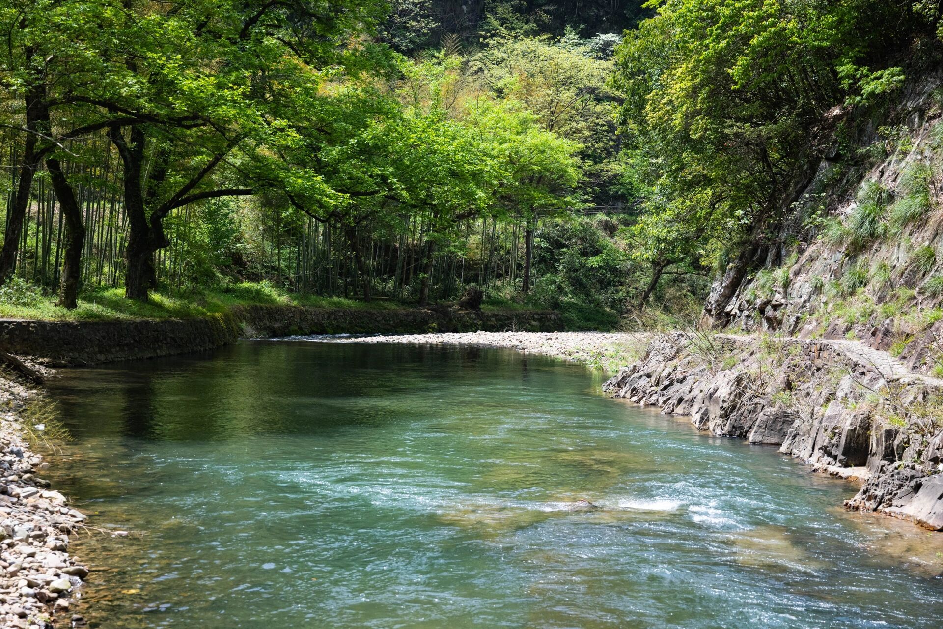 宣城水墨汀溪风景区 不需要门票,全程9公里左右,可以开车,但是路太窄