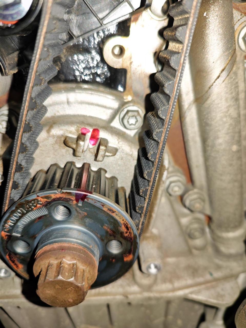 福田图雅诺更换正时皮带,这几个点就是正时标记,曲轴皮带轮也是有位置