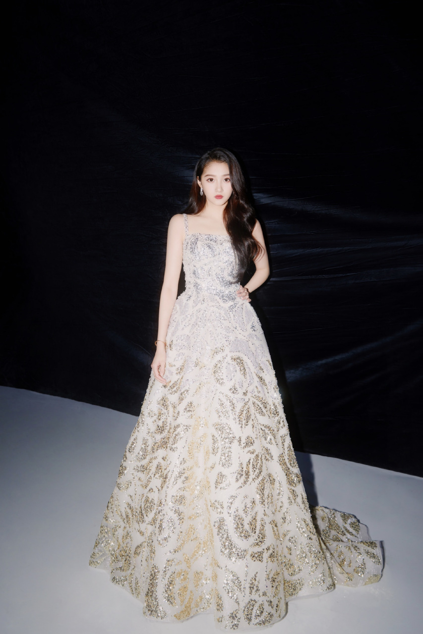 关晓彤抹胸纱裙,冰川女王妆好美