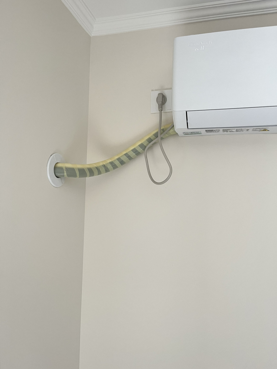 给外露的空调管道装饰一下吧~ 空调装好后露出来一大截管道真是丑伤我