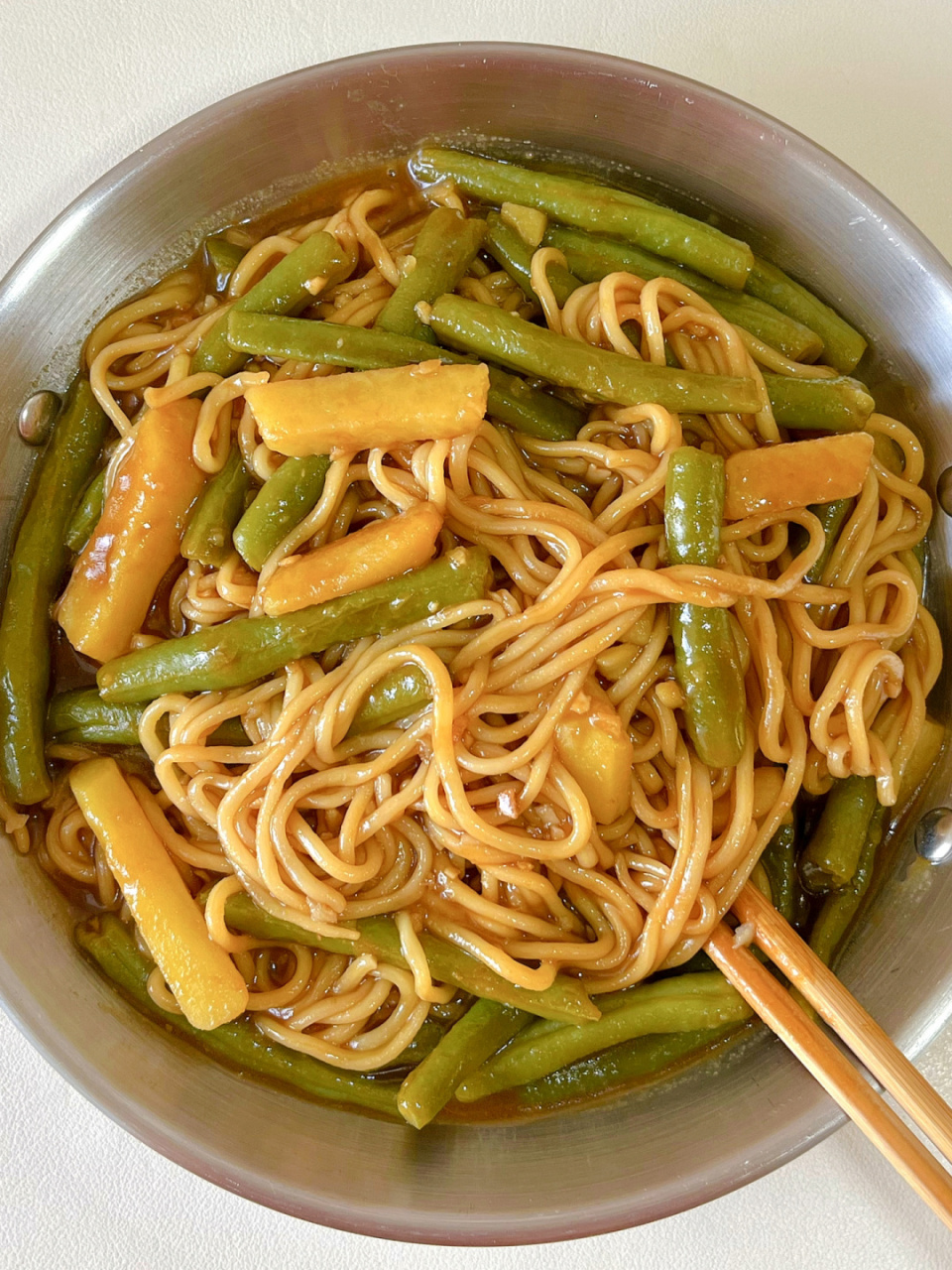 焖面我真的可以吃一辈子75157515 准备食材:豆角,土豆,面条 1